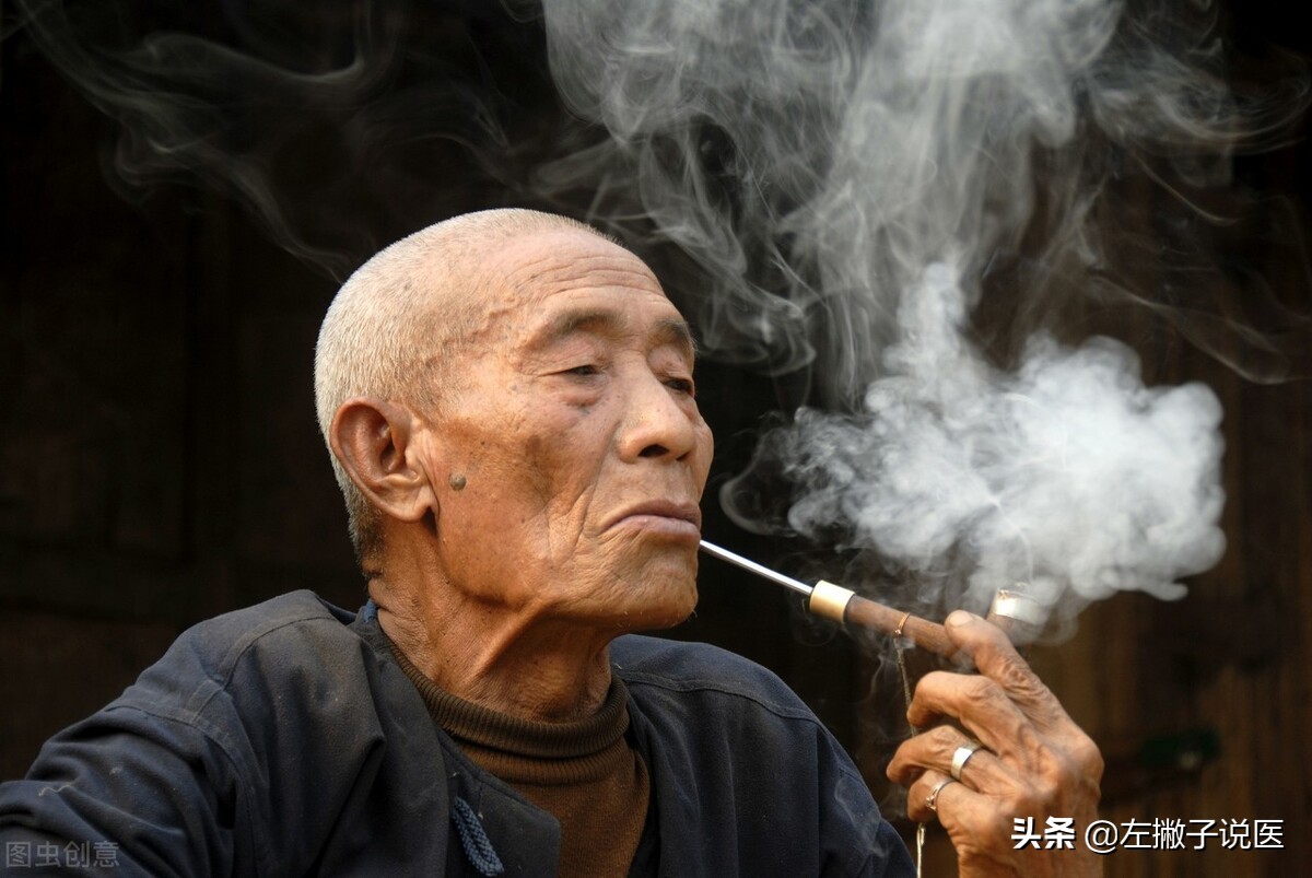 為什麼人老了會有「老人味」？大爺身上味道重「被孫子嫌棄」　建議：50歲後堅持4個習慣「老了無異味」