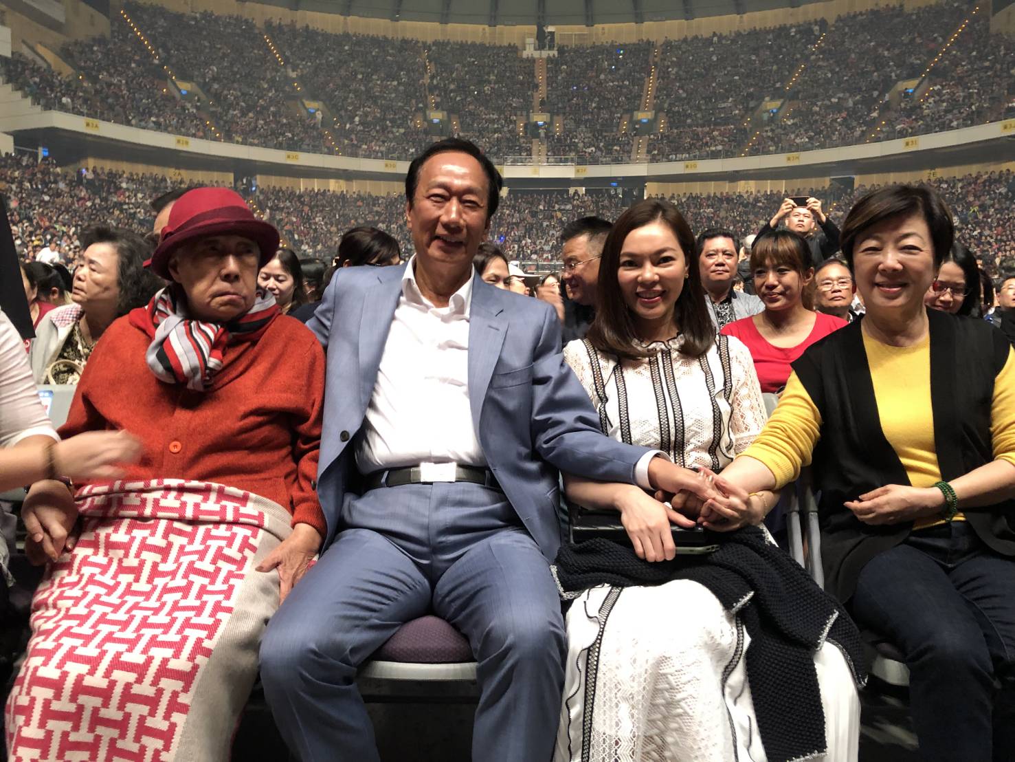 每天都是母親節！郭台銘「把一生成就歸功背後的她」　「曬泛黃照」掀熱議：年輕超帥氣