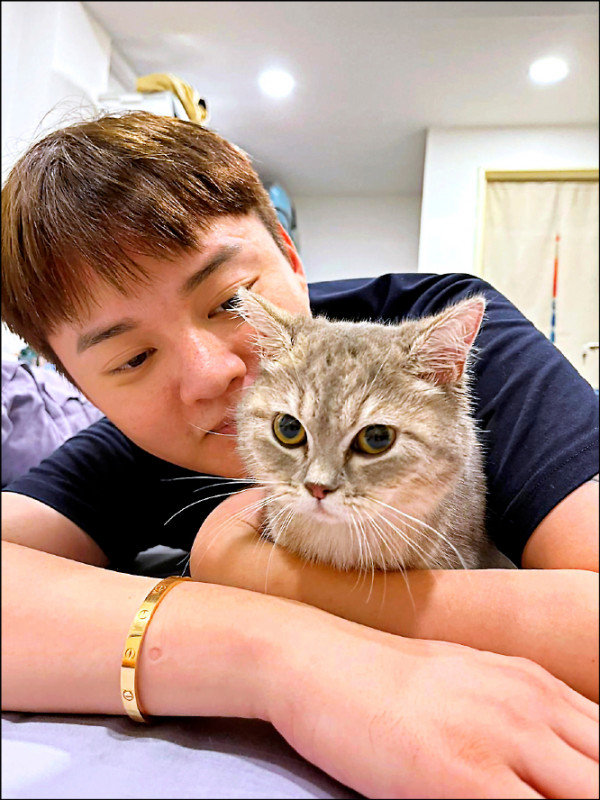 媽媽很古錐！許富凱聞母許願「奔回高雄送大禮」　「多了一位新家人」笑曝：妹妹超愛撒嬌