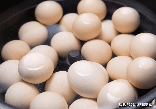 水煮蛋有技巧！水煮雞蛋時「直接放水裡煮」就錯了　多加一步「蛋殼好剝又美味」 收藏起來