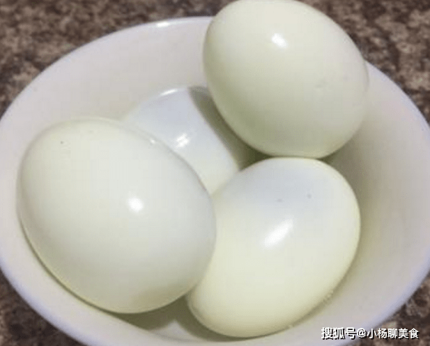 水煮蛋有技巧！水煮雞蛋時「直接放水裡煮」就錯了　多加一步「蛋殼好剝又美味」 收藏起來