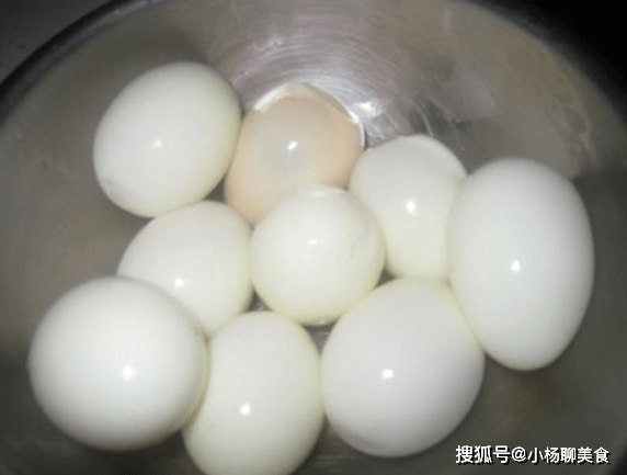 水煮蛋有技巧！水煮雞蛋時「直接放水裡煮」就錯了　多加一步「蛋殼好剝又美味」 收藏起來