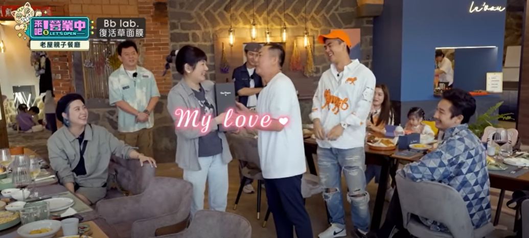 老婆吃飯到一半！屈中恆「拿出籌備已久驚喜」妻感動笑開懷　「夫妻深情一吻」他坦承：對不起早上吼了妳