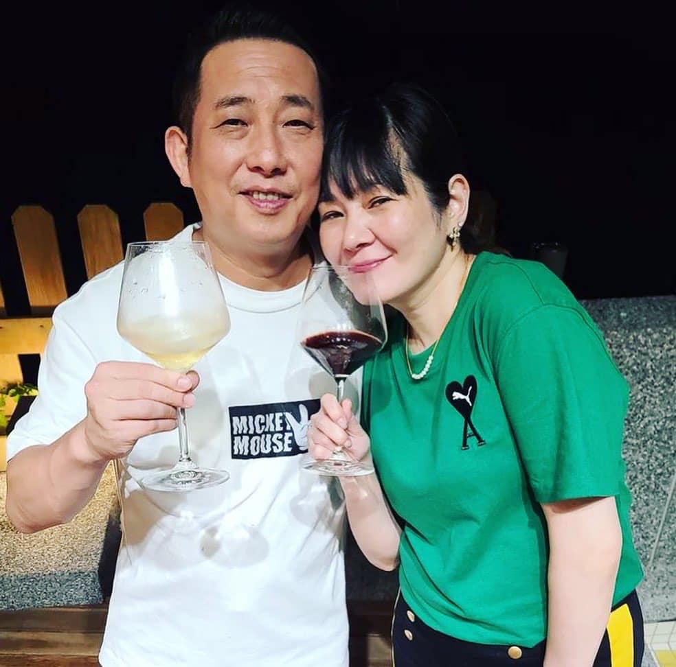老婆吃飯到一半！屈中恆「拿出籌備已久驚喜」妻感動笑開懷　「夫妻深情一吻」他坦承：對不起早上吼了妳