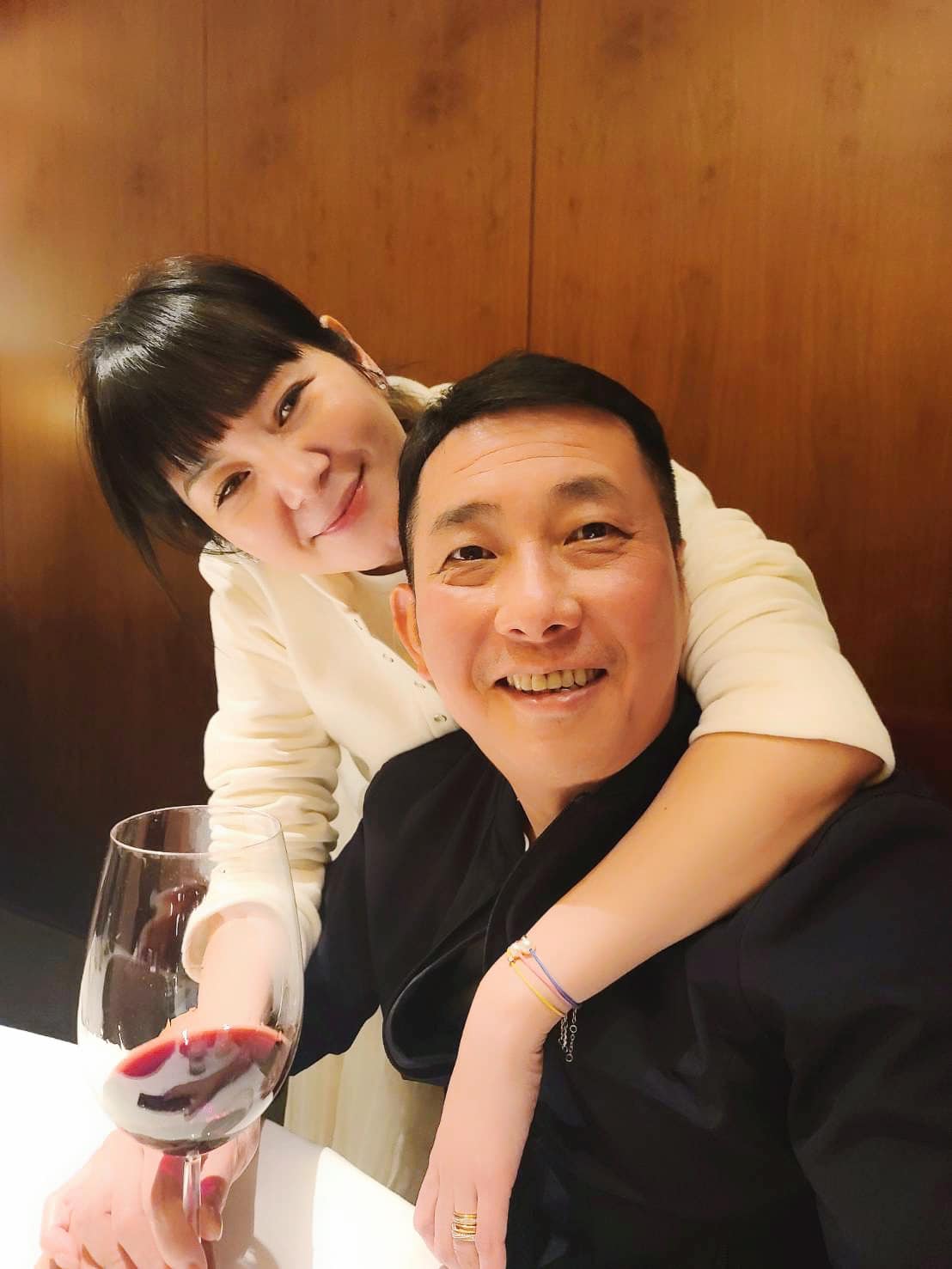 老婆吃飯到一半！屈中恆「拿出籌備已久驚喜」妻感動笑開懷　「夫妻深情一吻」他坦承：對不起早上吼了妳