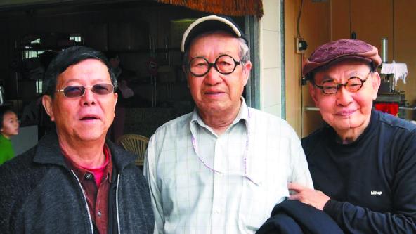 阿公一路好走！脫線家屬「低調辦告別式」兒孫跪地哭紅眼　楊繡惠「赴台東淚送阿北」曬照悼念