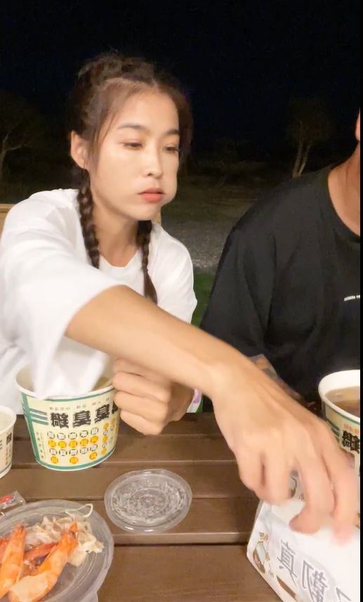 分手最佳典範！小嫻半小時直播中「和金剛互說謝謝16次」　不口出惡言「大方祝福彼此」替大家上了一課