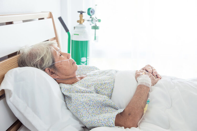 「血栓來襲」手腳先知道！60歲阿姨「右下肢麻木」驚見血管堵塞　專家提醒：手腳出現這4種「異常」可能是血栓警訊