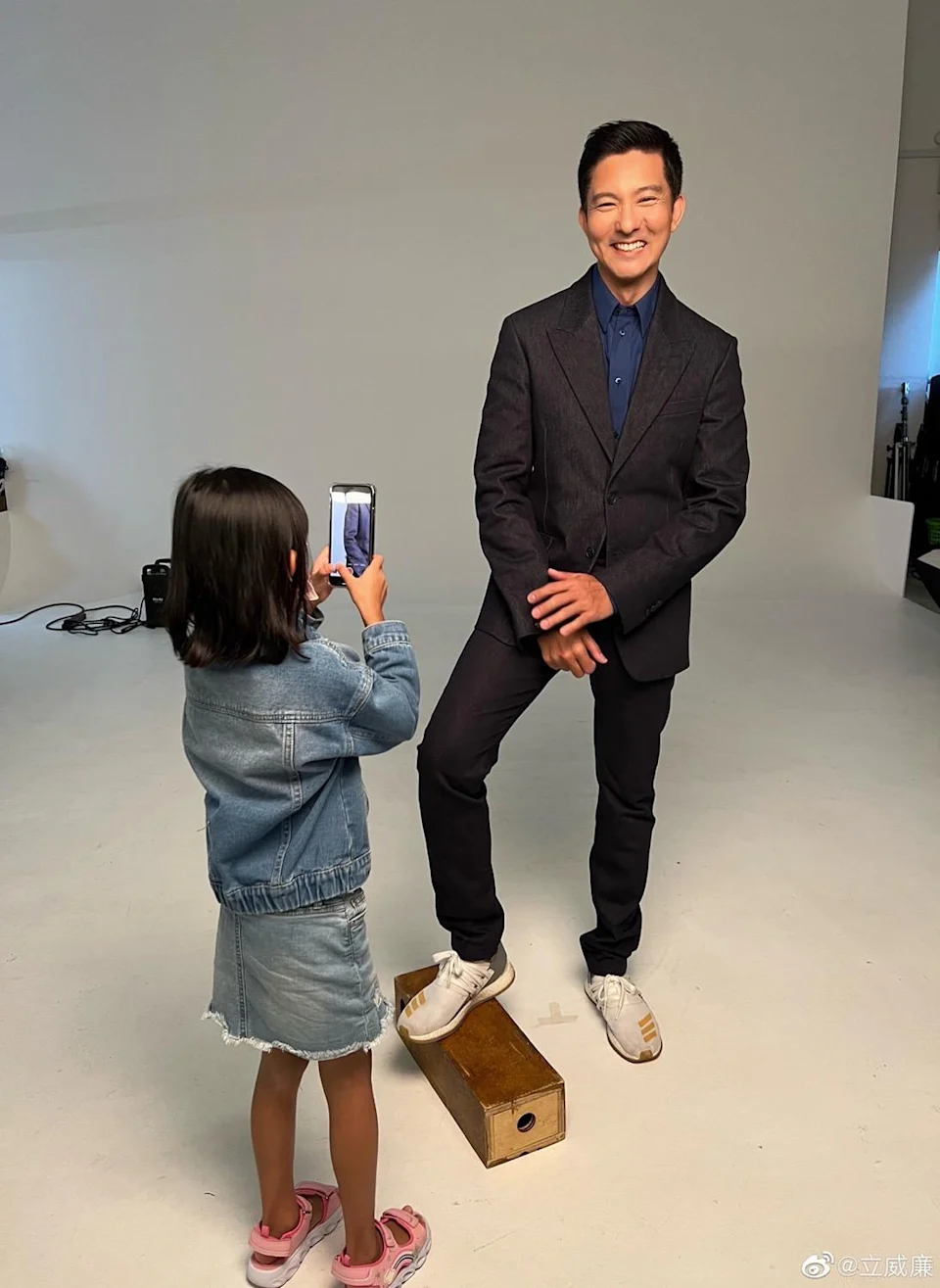 散發貴公子氣息！男星拍戲爆紅「在台消失18年」早已組成甜蜜家庭　「推掉一棟房收入」停工2年樂當包租公
