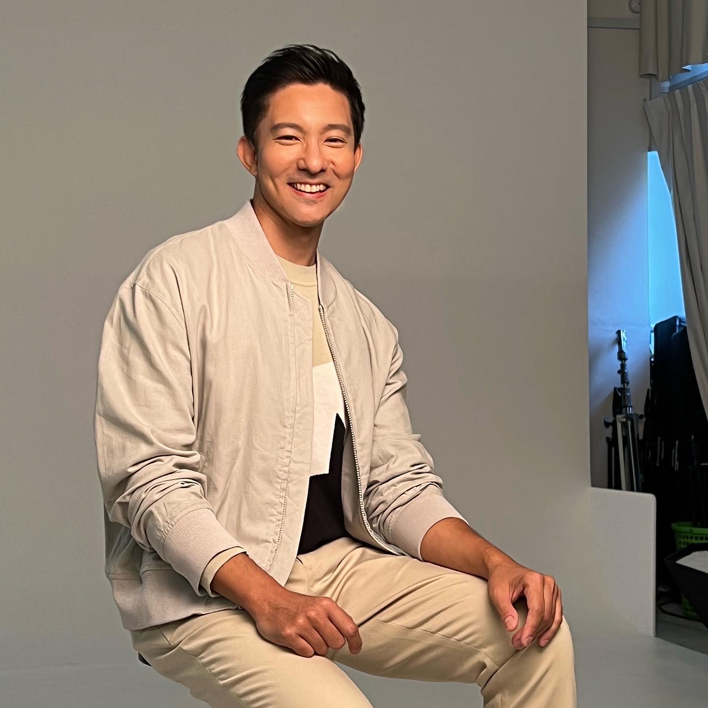 散發貴公子氣息！男星拍戲爆紅「在台消失18年」早已組成甜蜜家庭　「推掉一棟房收入」停工2年樂當包租公