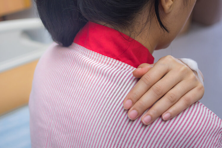 肩痛可能不是肩周炎！阿姨「右肩酸痛6個月」查出肺癌　身上5處出現疼痛：恐是癌症和疾病的徵兆