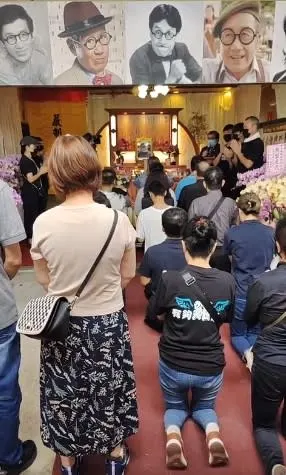 阿公一路好走！脫線家屬「低調辦告別式」兒孫跪地哭紅眼　楊繡惠「赴台東淚送阿北」曬照悼念