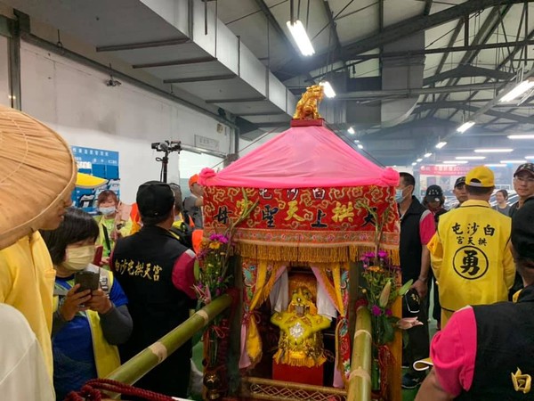 彰化媽帶遲緩兒跪拜！白沙屯媽祖急煞倒車「回頭找到母子」　顯神蹟「微笑伸手摸頭」她淚崩：祂聽見了