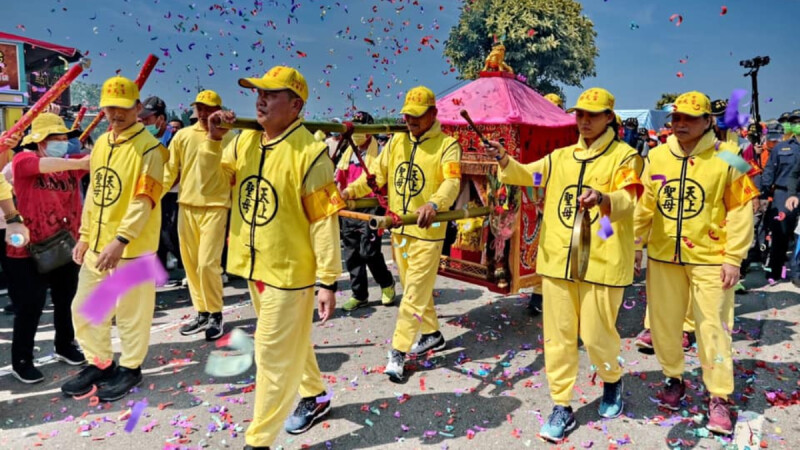 彰化媽帶遲緩兒跪拜！白沙屯媽祖急煞倒車「回頭找到母子」　顯神蹟「微笑伸手摸頭」她淚崩：祂聽見了