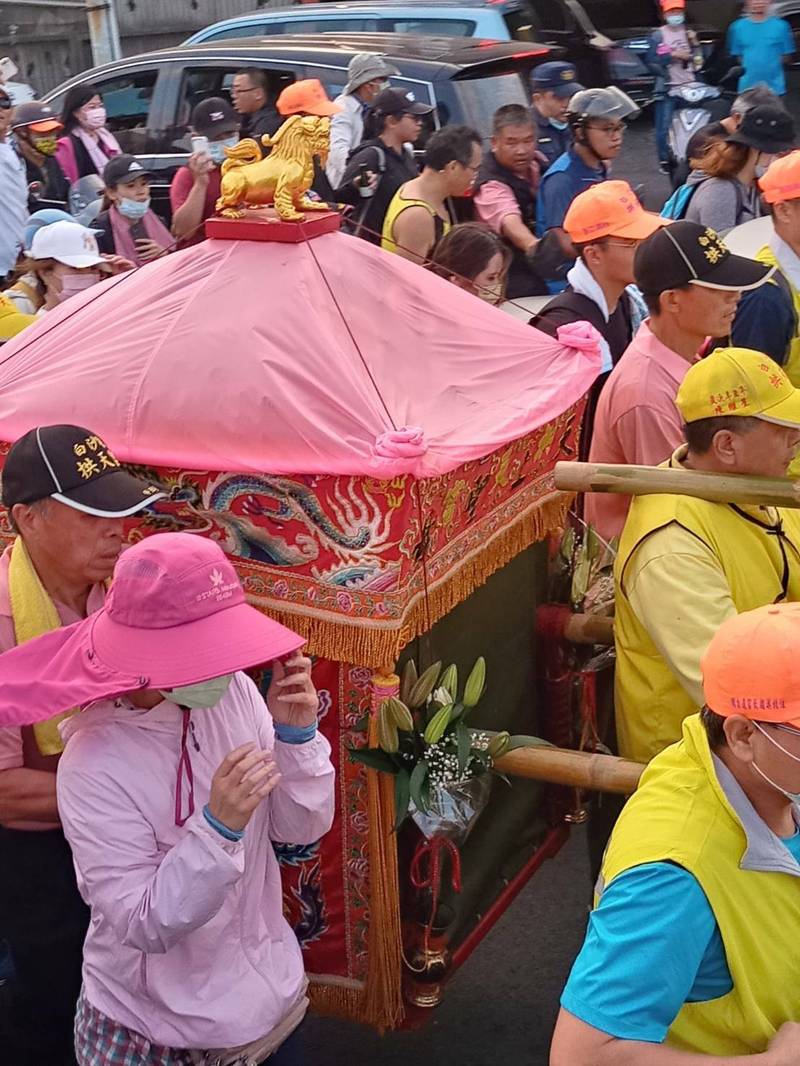 彰化媽帶遲緩兒跪拜！白沙屯媽祖急煞倒車「回頭找到母子」　顯神蹟「微笑伸手摸頭」她淚崩：祂聽見了