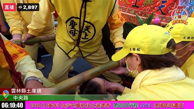 彰化媽帶遲緩兒跪拜！白沙屯媽祖急煞倒車「回頭找到母子」　顯神蹟「微笑伸手摸頭」她淚崩：祂聽見了