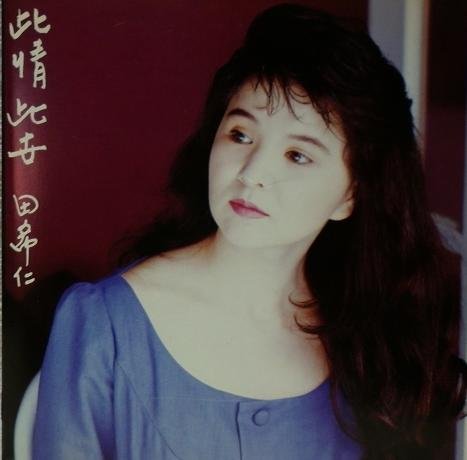 退出歌壇20年！60歲女星「水上瑜珈倒立」秀高難度動作　轉型星座專家「含飴弄孫近況曝」