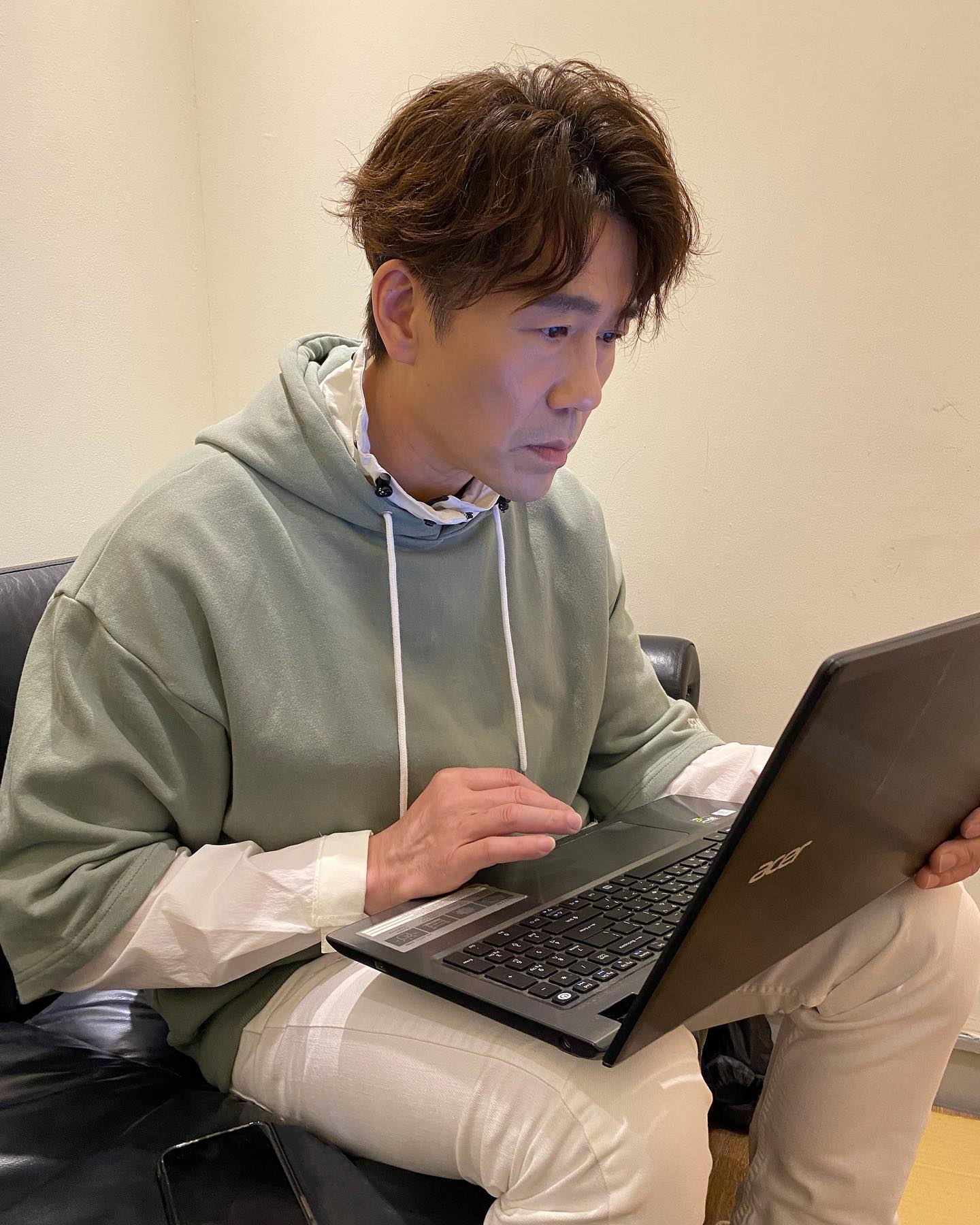 17歲就走紅！53歲金曲歌王自嘲「不務正業好多年」　公開喜訊「過半生做回自己」笑喊：讓年輕人看看