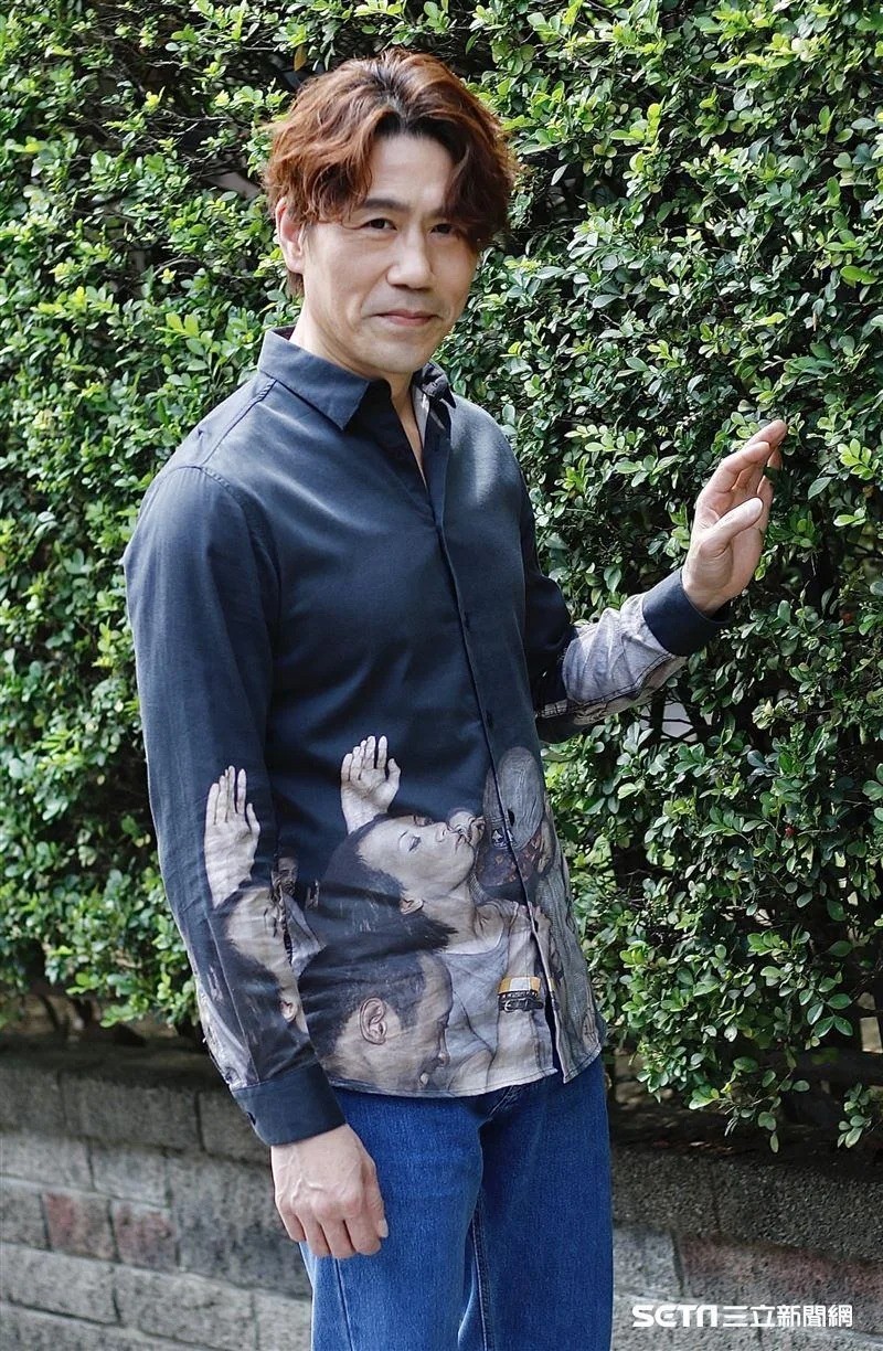 17歲就走紅！53歲金曲歌王自嘲「不務正業好多年」　公開喜訊「過半生做回自己」笑喊：讓年輕人看看