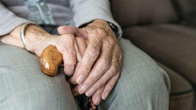 確診不敢講！93歲嬤「高燒數日靠隱忍」原因惹心疼　兒孫得知嘆「是我們太不孝」