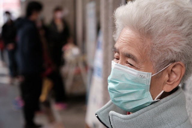 確診不敢講！93歲嬤「高燒數日靠隱忍」原因惹心疼　兒孫得知嘆「是我們太不孝」