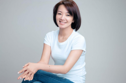 不再是諧星！阿雅18歲出道《銼冰進行曲》爆紅　當紅淡出「43歲再登舞台蛻變」滿滿知性美：爸爸會為我驕傲