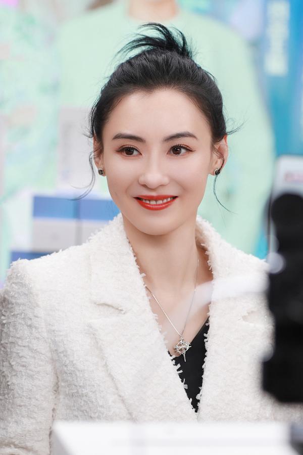 手捧蛋糕慶生！張柏芝42歲了「雙帥兒夾攻獻吻」臉蛋比他們還小　閨蜜黎姿送「精心布置驚喜」她打開笑開懷