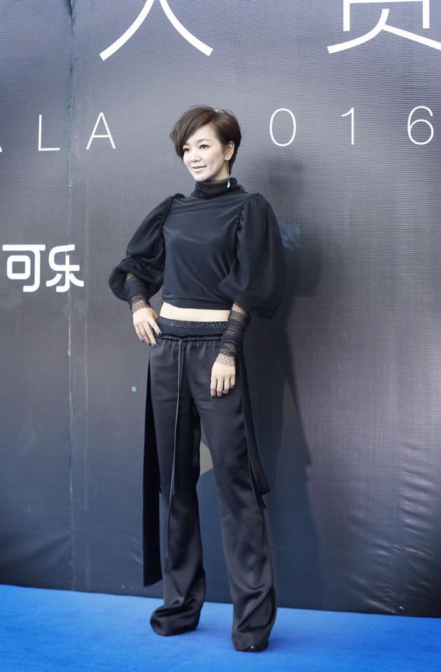 不再是諧星！阿雅18歲出道《銼冰進行曲》爆紅　當紅淡出「43歲再登舞台蛻變」滿滿知性美：爸爸會為我驕傲
