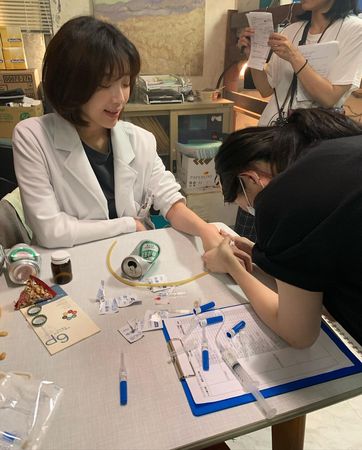 邋遢演女主角！蔡淑臻劇中手術「80％親自上陣」開拍前勤練　「爆走撞頭來真的」演出新高度