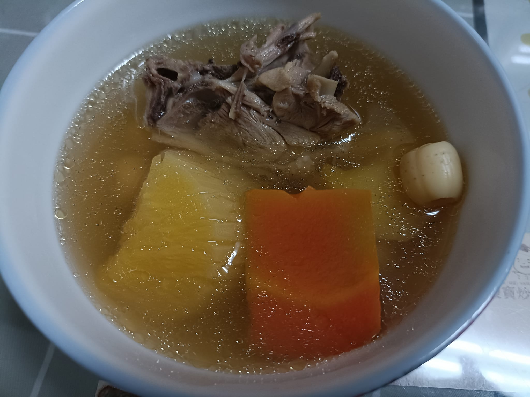內行人才知道！雞湯加一物「湯頭秒變鮮甜清爽」婆媽盛讚：比蒜頭還棒　秘訣曝光「食材互補就對了」