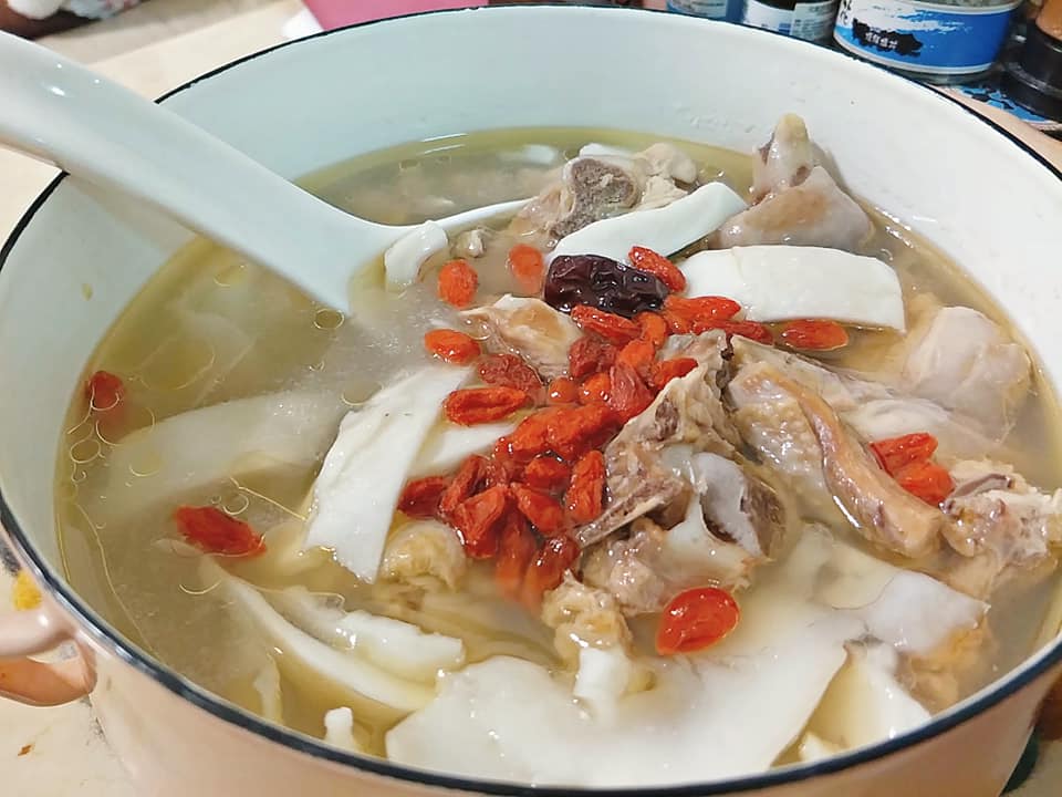 內行人才知道！雞湯加一物「湯頭秒變鮮甜清爽」婆媽盛讚：比蒜頭還棒　秘訣曝光「食材互補就對了」