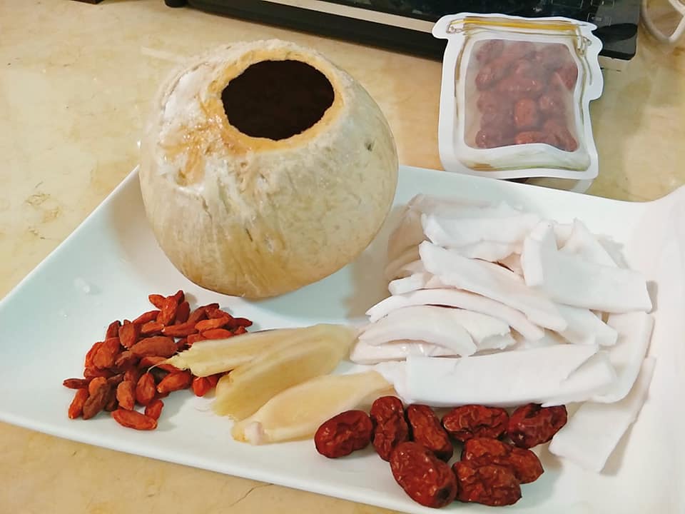 內行人才知道！雞湯加一物「湯頭秒變鮮甜清爽」婆媽盛讚：比蒜頭還棒　秘訣曝光「食材互補就對了」