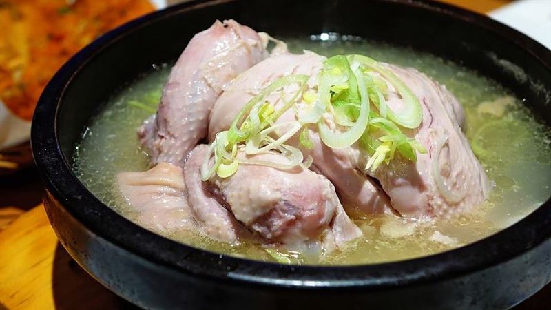 內行人才知道！雞湯加一物「湯頭秒變鮮甜清爽」婆媽盛讚：比蒜頭還棒　秘訣曝光「食材互補就對了」