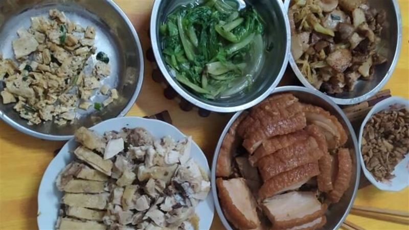 第一次見準公婆！男友爸媽「熱情準備一桌好料」　一上桌「女友看到桌上菜餚」氣炸提分手：羞辱我
