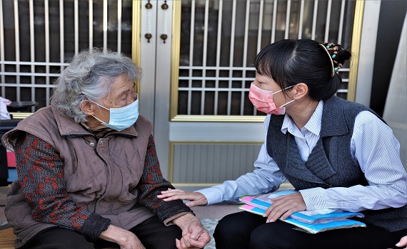 丈夫兒子過世75歲獨居嬤撿回收、住破屋度日　月花千元租屋仍需借廁所