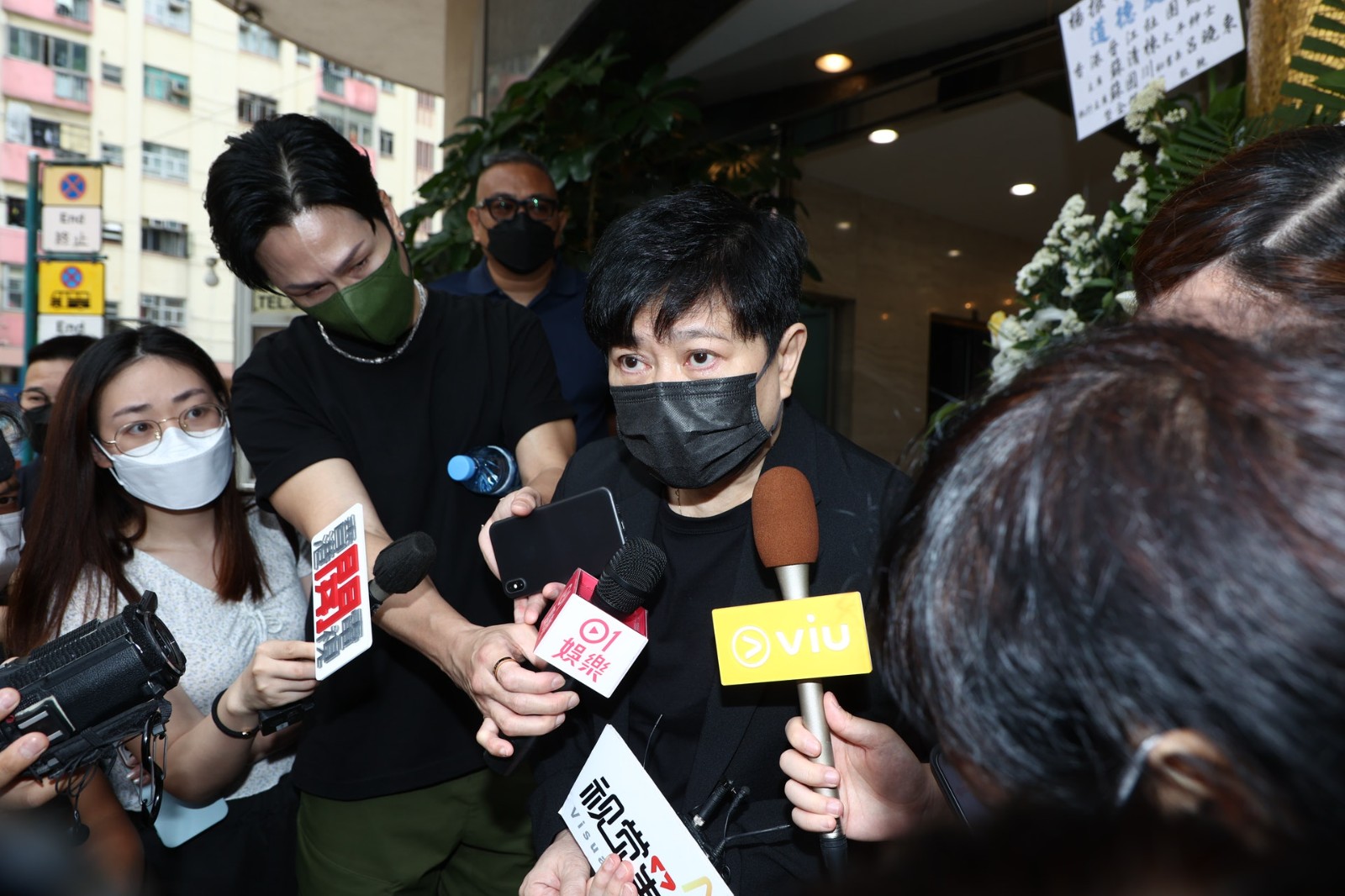 為了一個女人！郭富城「帶妻兒赴靈堂弔唁」　堅持「親送對方最後一程」扶棺畫面曝光