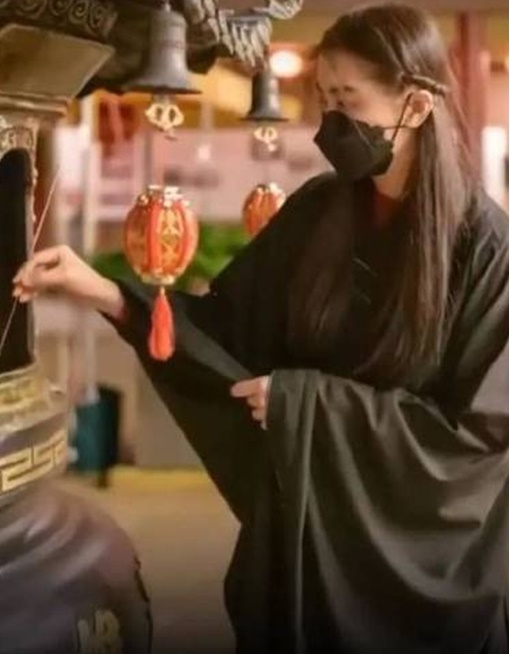 捕獲55歲元祖女神！披海青「現身法會」美到絕塵　「近況曝光」網狂讚