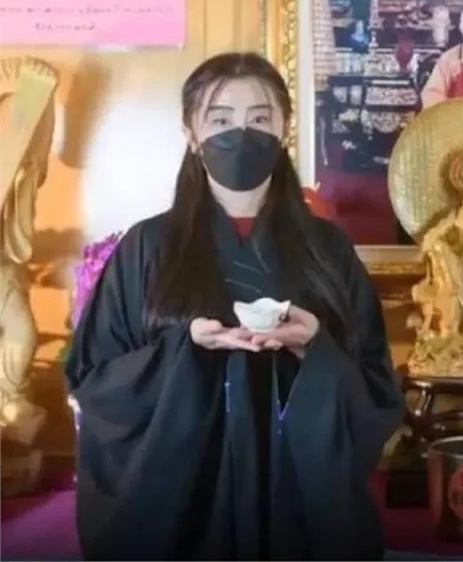 捕獲55歲元祖女神！披海青「現身法會」美到絕塵　「近況曝光」網狂讚