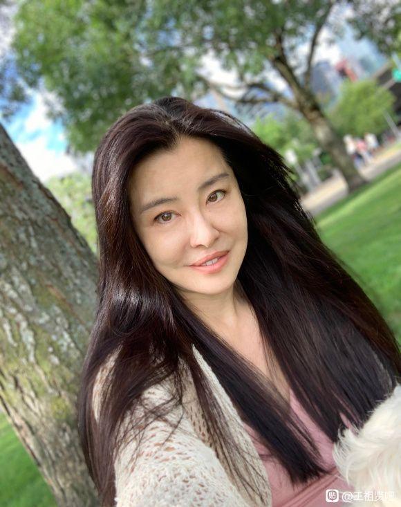 捕獲55歲元祖女神！披海青「現身法會」美到絕塵　「近況曝光」網狂讚