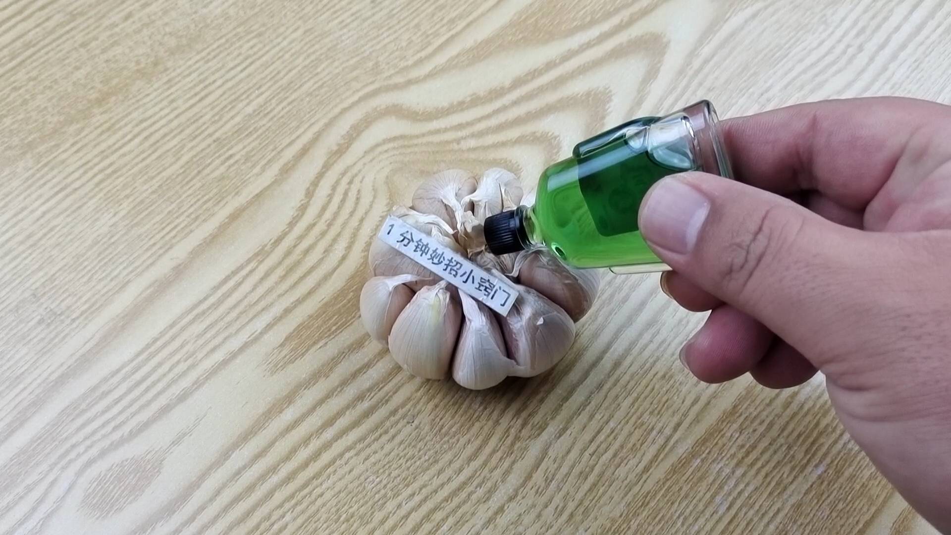 夏天蚊蟲活躍!教你實用驅蚊妙招「綠油精倒在大蒜上」解決了家家戶戶大難題 方便實用:不怕蚊子了