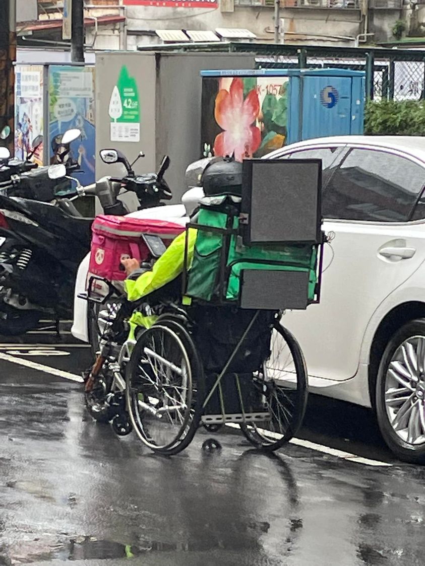 下雨天不休息！外送員「冒雨坐輪椅」努力跑單 一張照片感動千人：謝謝您