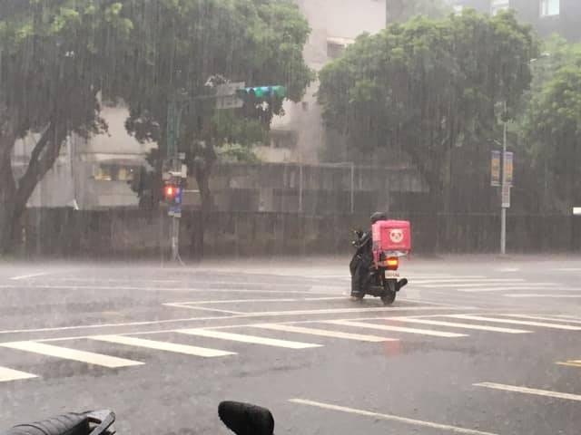 下雨天不休息！外送員「冒雨坐輪椅」努力跑單 一張照片感動千人：謝謝您