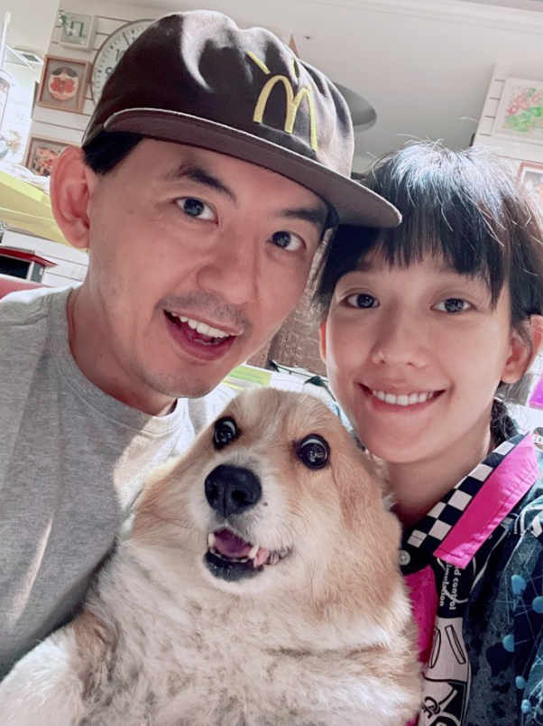 太可愛了！黃子佼首曝「女兒超萌正面照」新手爸超嗨❤　寶寶「水汪汪大眼看鏡頭」媽媽吐槽網笑翻