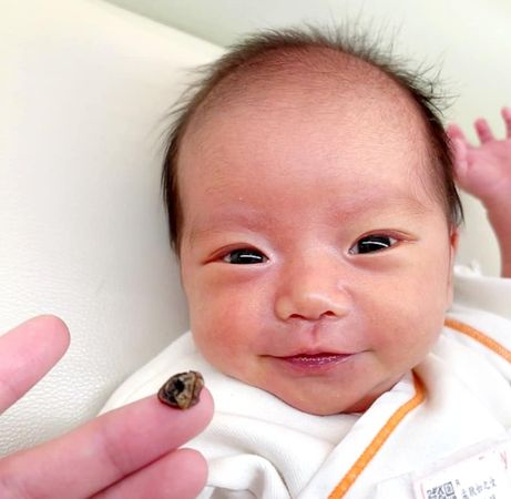 太可愛了！黃子佼首曝「女兒超萌正面照」新手爸超嗨❤　寶寶「水汪汪大眼看鏡頭」媽媽吐槽網笑翻