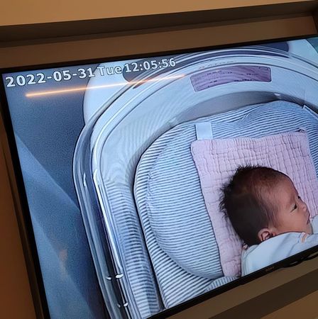 太可愛了！黃子佼首曝「女兒超萌正面照」新手爸超嗨❤　寶寶「水汪汪大眼看鏡頭」媽媽吐槽網笑翻