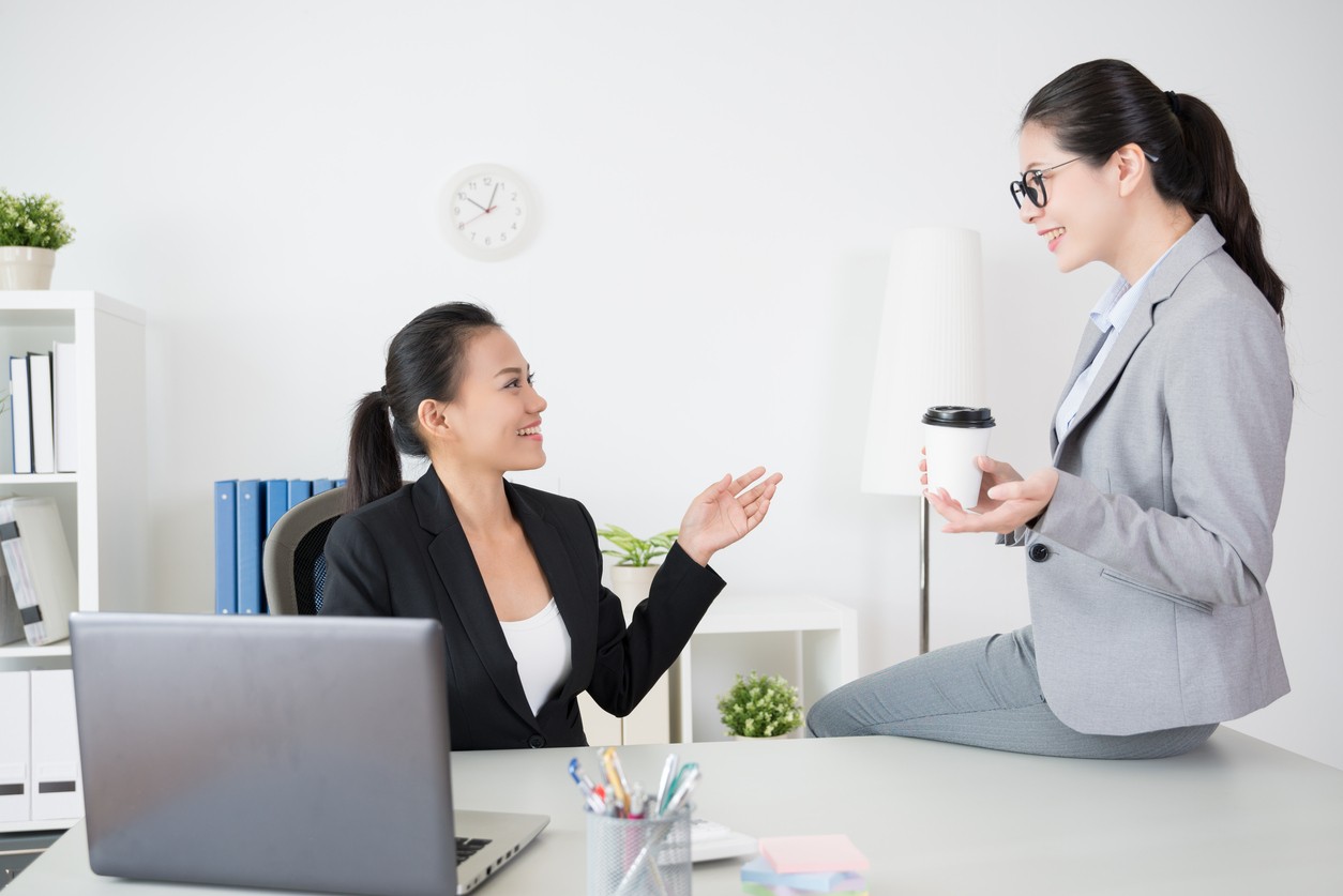 同事送禮給老闆娘！她貼紙條「抱怨夥伴有夠會巴結」　事主上網「超高EQ反擊」網友風向一面倒