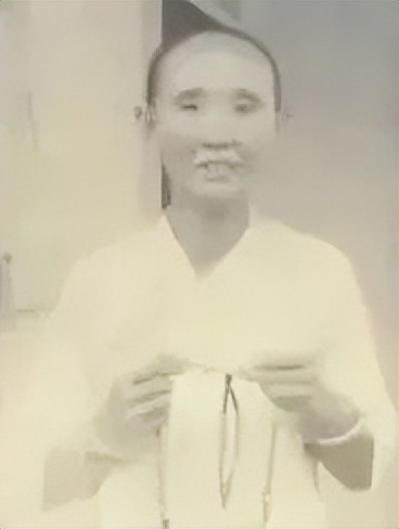 她19歲嫁人52歲守寡！卻養育了「13個博士」柯林頓都對她讚不絕口　活了106歲「家訓僅12字」