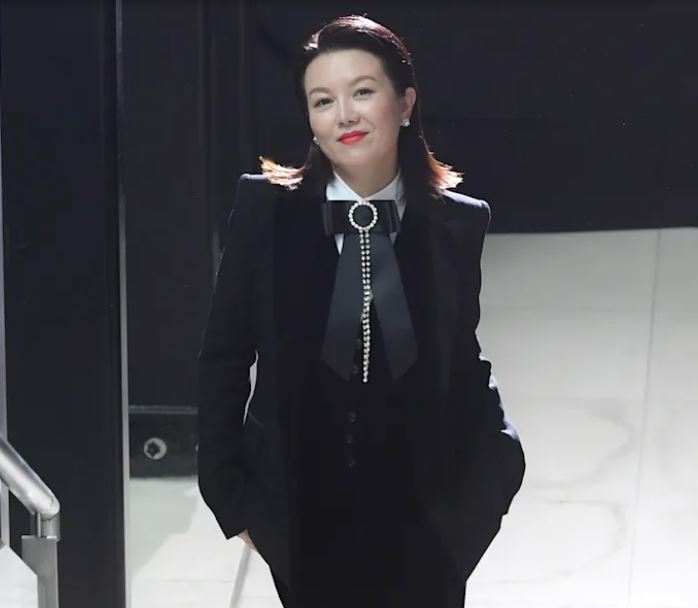 戲外是俗辣！苗可麗霸氣回歸「曝親家母傳訊恭喜」　不敢問愛女「進度到哪」怕提早當嬤