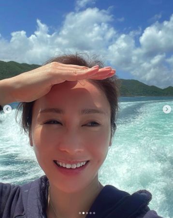 已經50歲了？女星無懼「真面目示人」絕美素顏出鏡　被富商尪寵愛13年「笑得像少女」