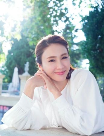 已經50歲了？女星無懼「真面目示人」絕美素顏出鏡　被富商尪寵愛13年「笑得像少女」